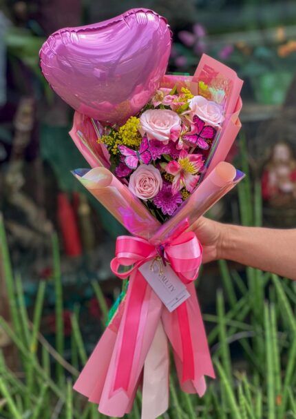 Arranjo de Flores com Borboletas